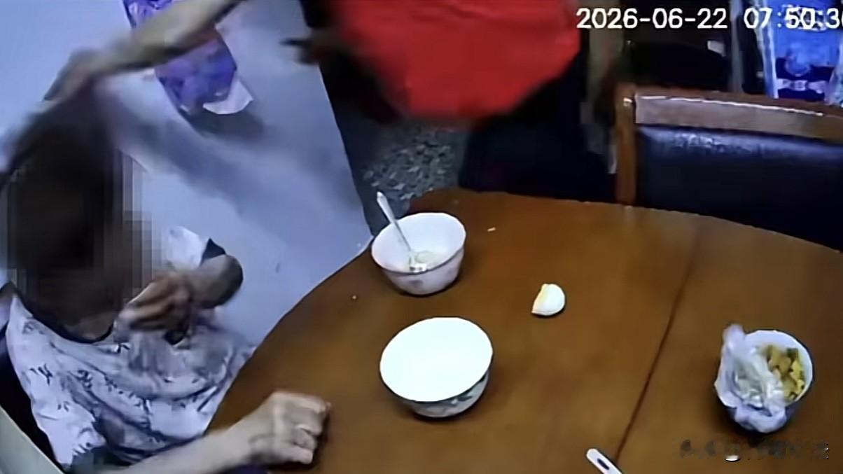 知人知面不知心！江苏南京，黄女士发现85岁的外婆最近行为有些怪异，总是眼神恍惚、