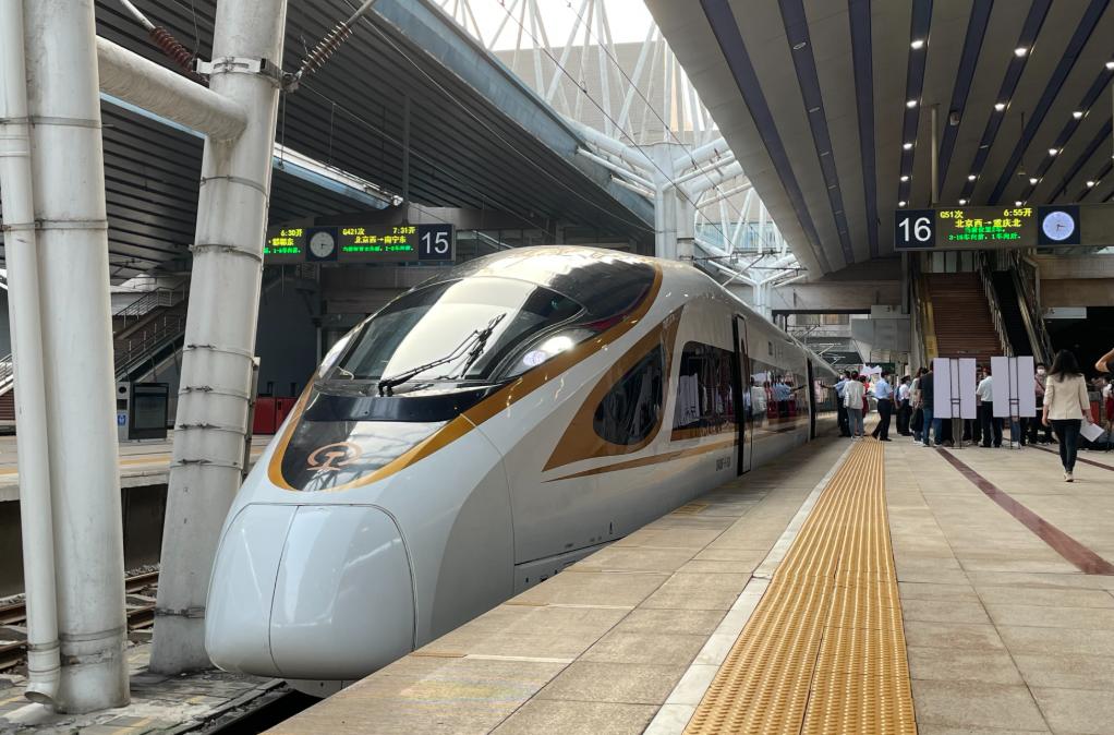 怪不得要大力发展高铁，它的耗能成本太让人意外了，一辆高铁载有500人，时速300