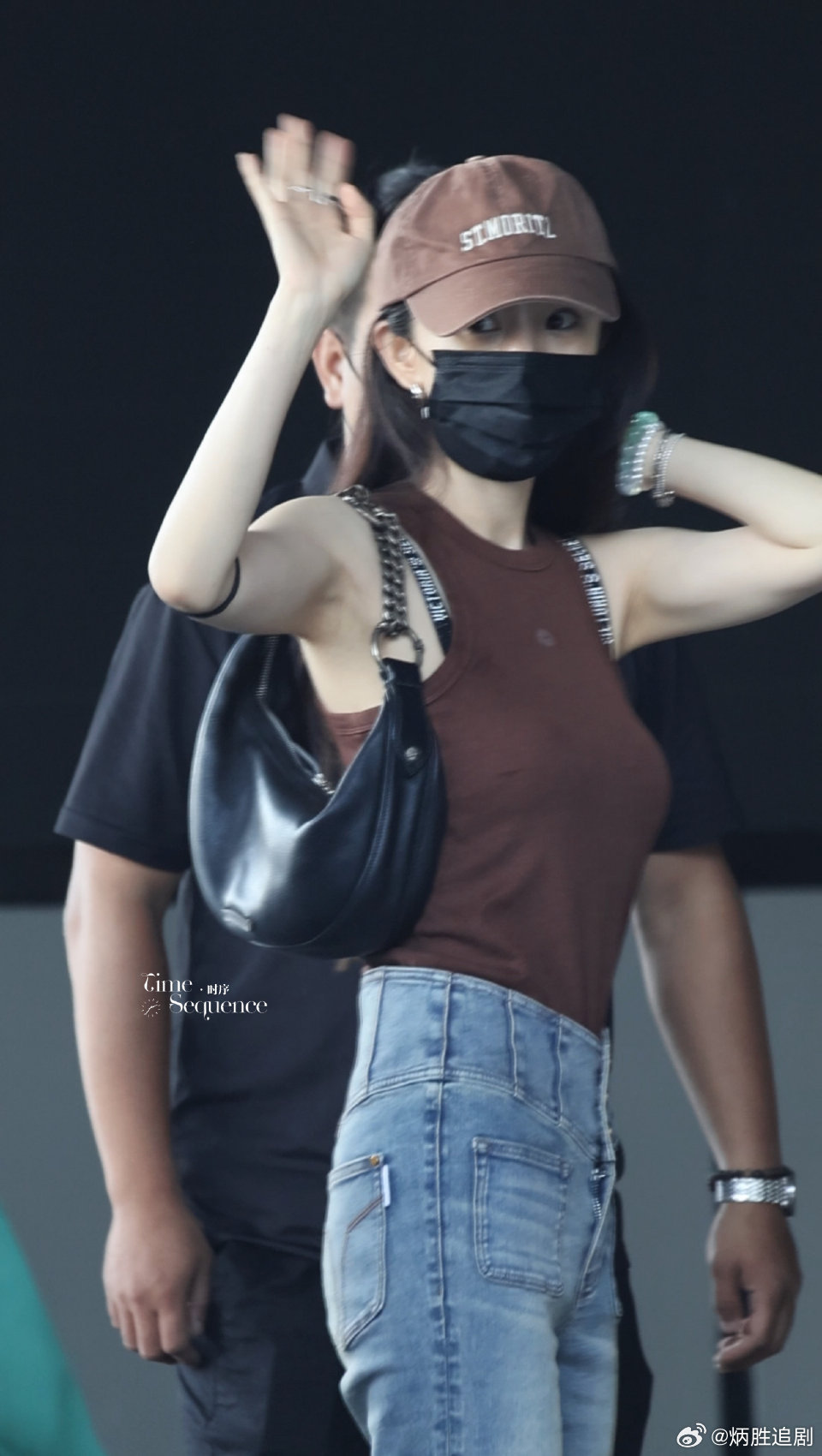 你好，8月！杨幂也好早就在赶飞机啊✈️，机场路透美美哒​​​
