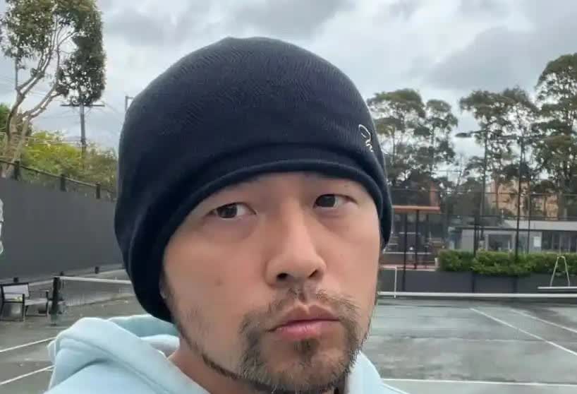 周杰伦近况曝光，强直性脊柱炎变得严重。近日，有网友在日本东京街头偶遇周杰