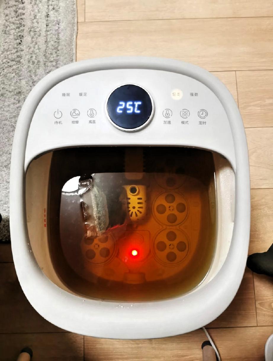 我妈让我三伏天泡花椒水，天天说天天说，我就泡了。结果泡完第一天天，我就窜稀