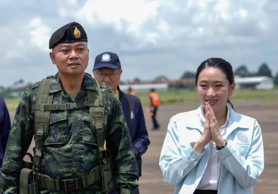 两把火烧过来，反对派要抓狂了，佩通坦竟然和那个她指责为“疯子”的人站在一起，而且