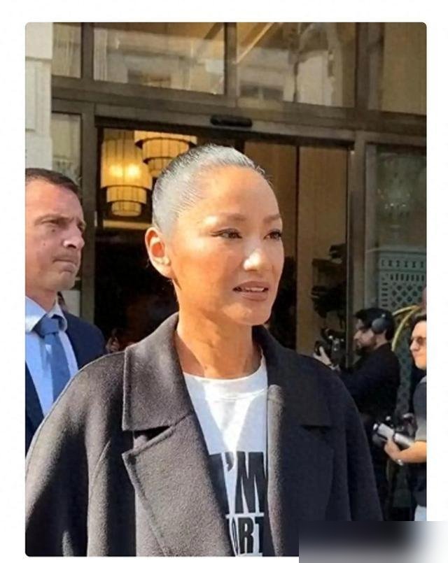 54岁瞿颖被拍到在泰国搬音响，白发不染，晒得黢黑。同龄女明星还在拼命做医美抗衰、在红毯上勒紧腰带比谁