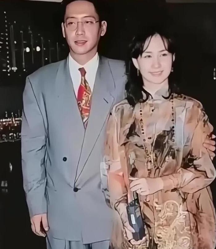 近日看到有人说没想到许晋亨与何超琼年轻时长的还可以，这对昔日豪门夫妻的颜值与气质