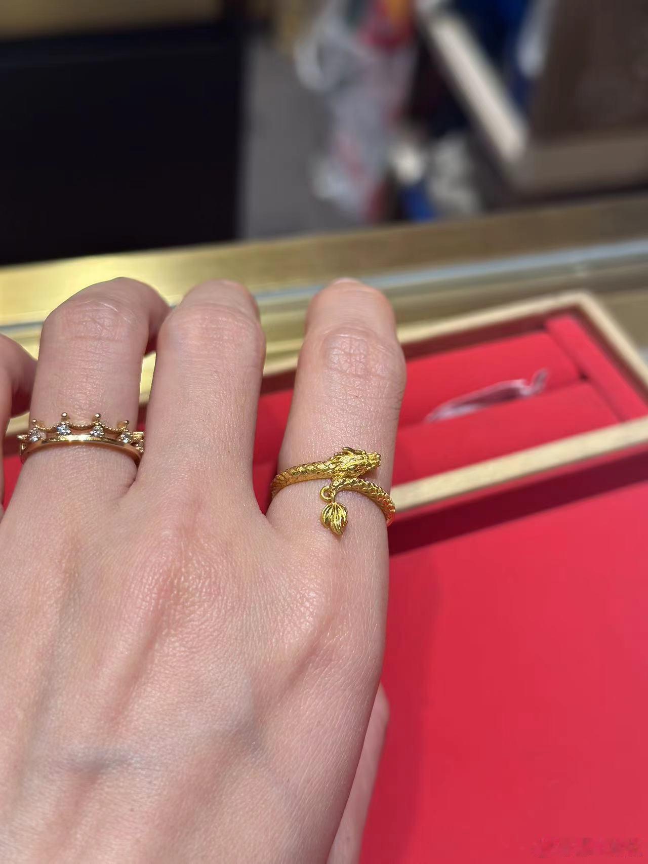 金价还真就是不买就涨定律啊！这金价一路“狂飙”，感觉未来也难跌太多呢小p孩子24