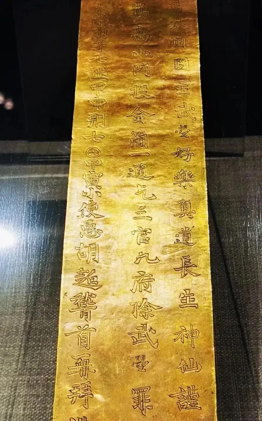 1982年，一农民将一巨石从嵩山顶上推下去，想听石头撞山发出的声音，当石头滚落时