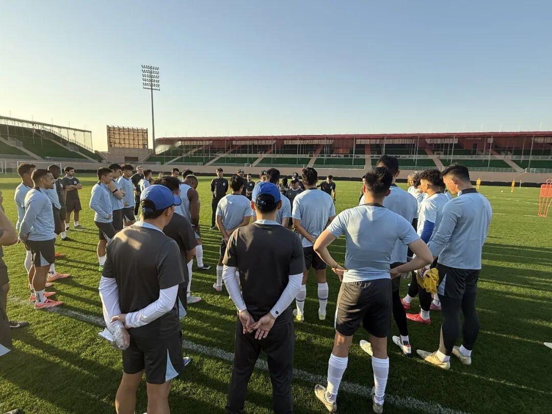 这张图片是昨天申花在迪拜，现在除了国字号的球员和蒋圣龙有伤修养，其他的申花球员，