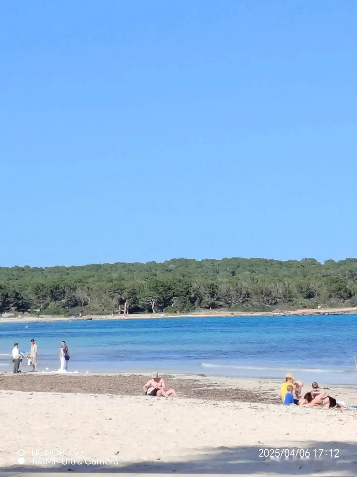 我的宝藏兴趣初夏的海滩，老外已开始在沙滩上日光浴了。