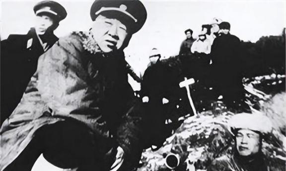 1946年，解放军为投诚的2000土匪设宴接风。席间，匪首脱下大衣，顺手挂到墙上