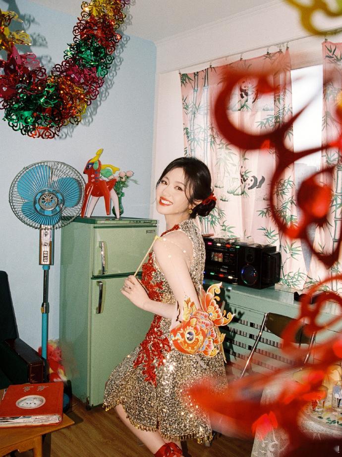 李兰迪长得和妈妈年轻时一样李兰迪90年代复古画报风，真的是好美好有复古感，长得