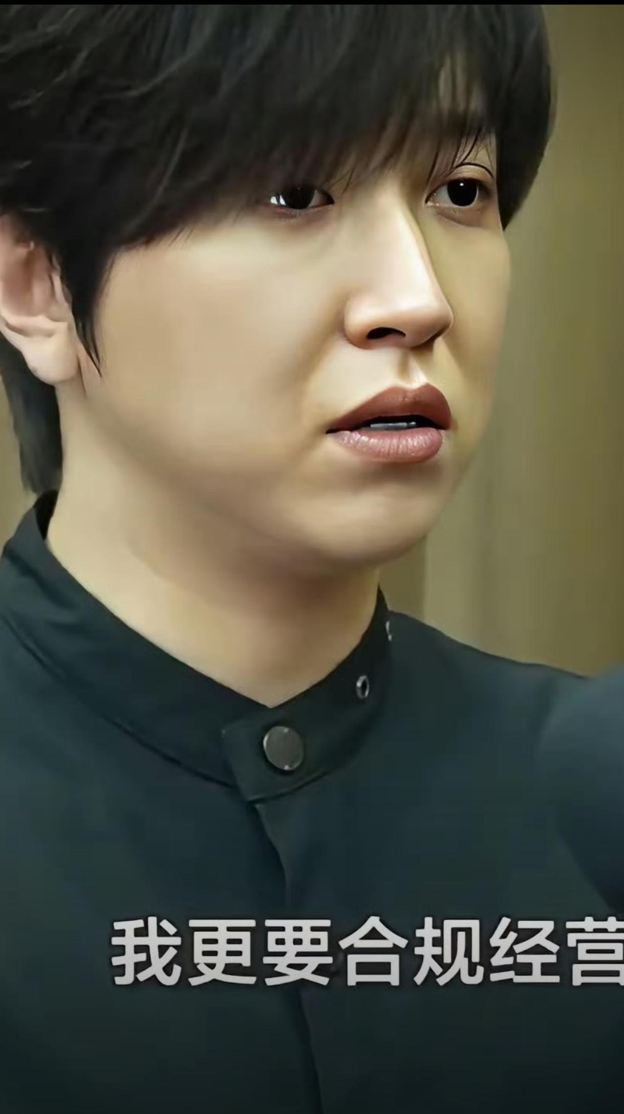 网红白冰的人生经历真的跌宕起伏，原生家庭十分坎坷，三岁父母就离异，小学四年级父亲