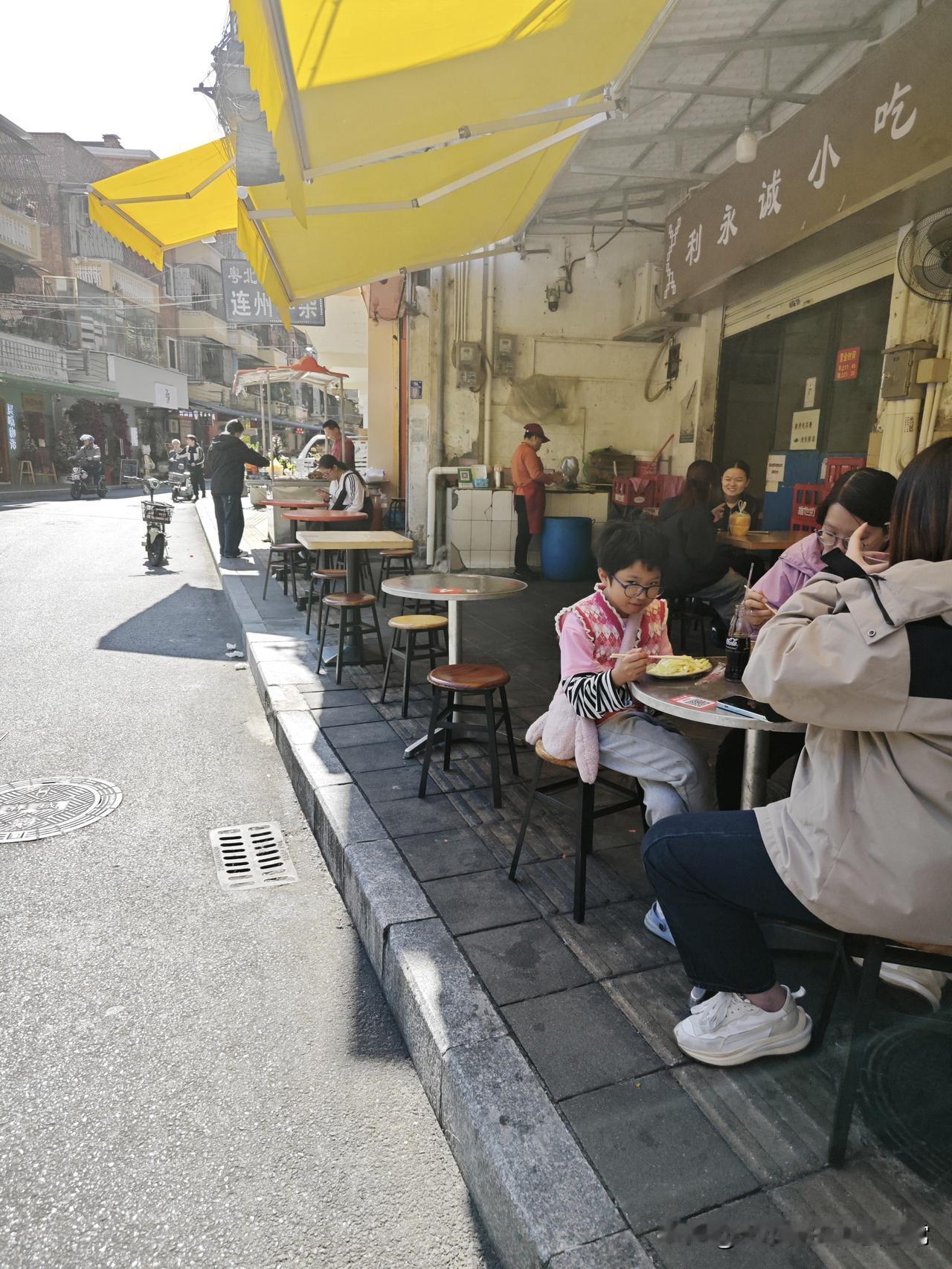 钻进佛山老巷：10块钱吃撑!刚拐进佛山这条老巷，鼻子先被裹了层烟火气——黄