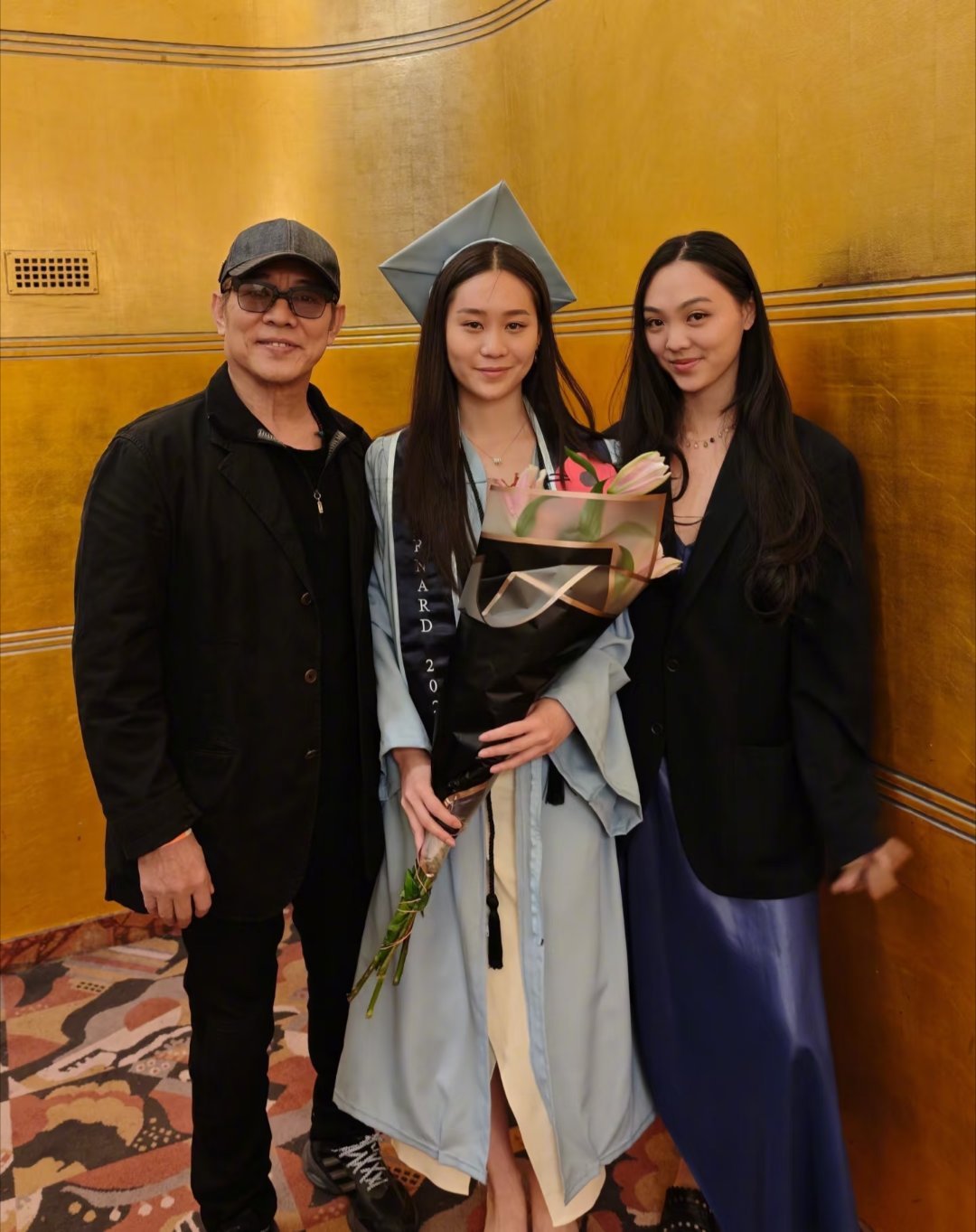 向太曝李连杰将收入全部上缴利智他和现在的老婆感情还挺好的，还有两个女儿呢