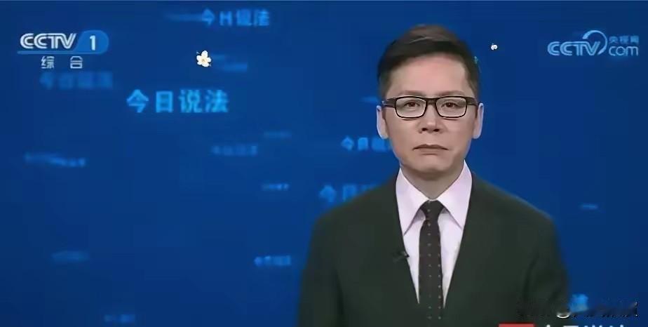 李晓东从央视离职后，今天在西安街头被拍到，穿着普通卫衣，手里拎俩塑料袋，里边装的