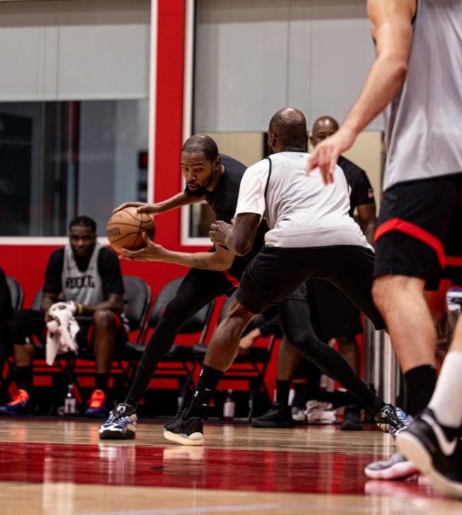 杜兰特8失误葬送火箭！37岁死神惨遭马刺半场包夹原形毕露