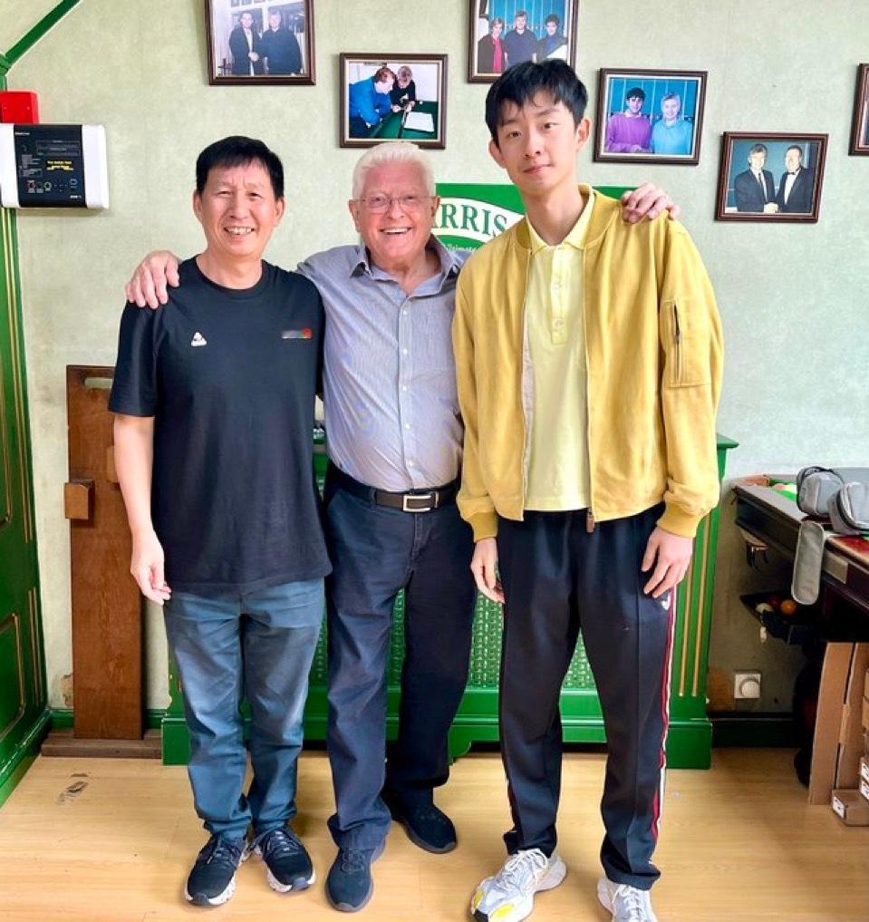 吴宜泽今日和吴爸爸一起去JP球杆店里～[点赞]斯诺克​​​