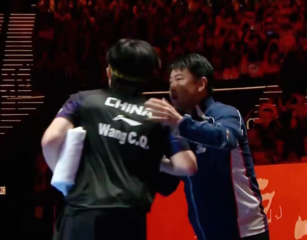 笑死我了！王楚钦赢球后握手名场面，小布直接看懵圈！4:2拿下小布之后，大头主动