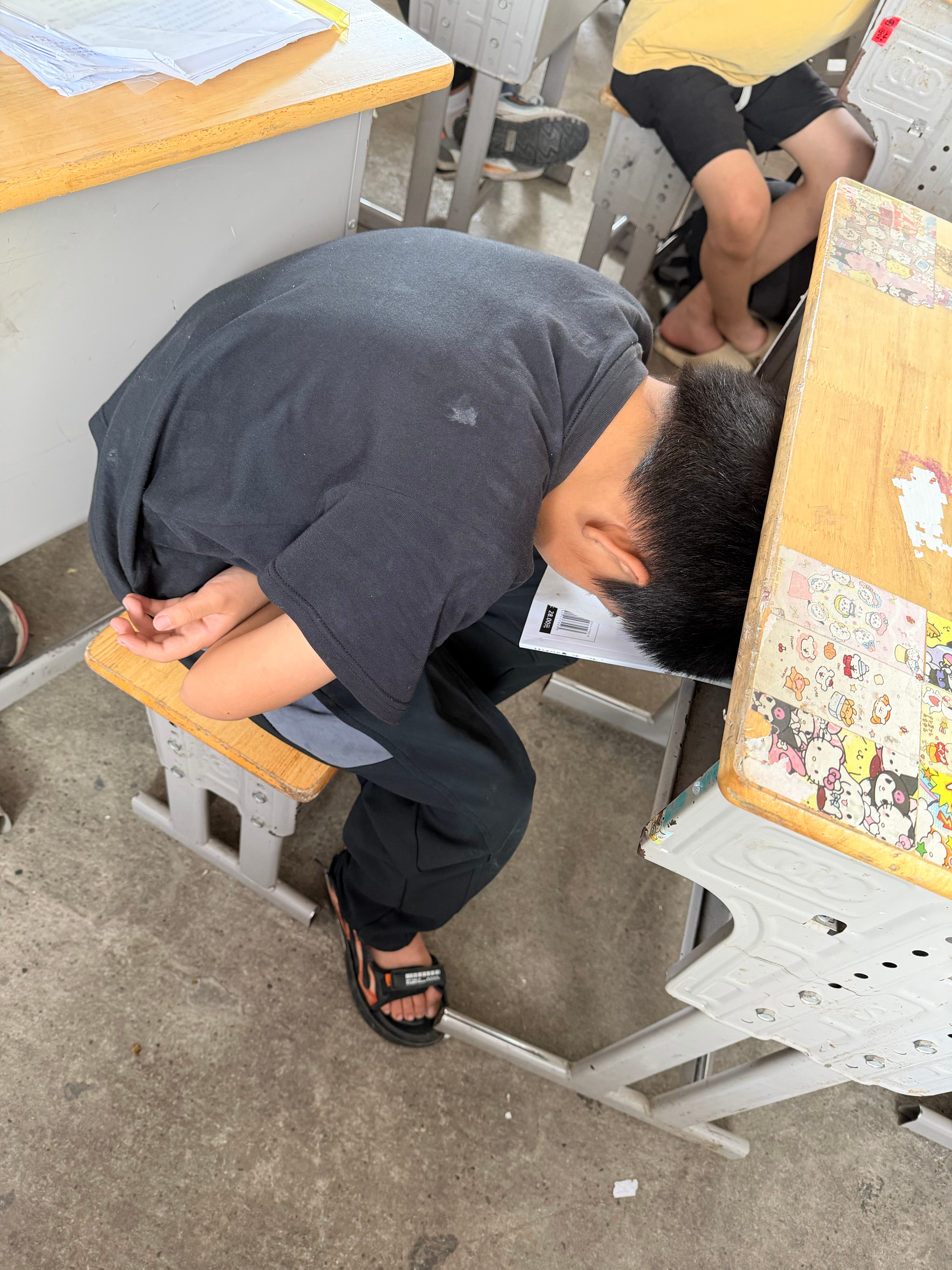 年轻就是好啊这姿势睡了半个小时了