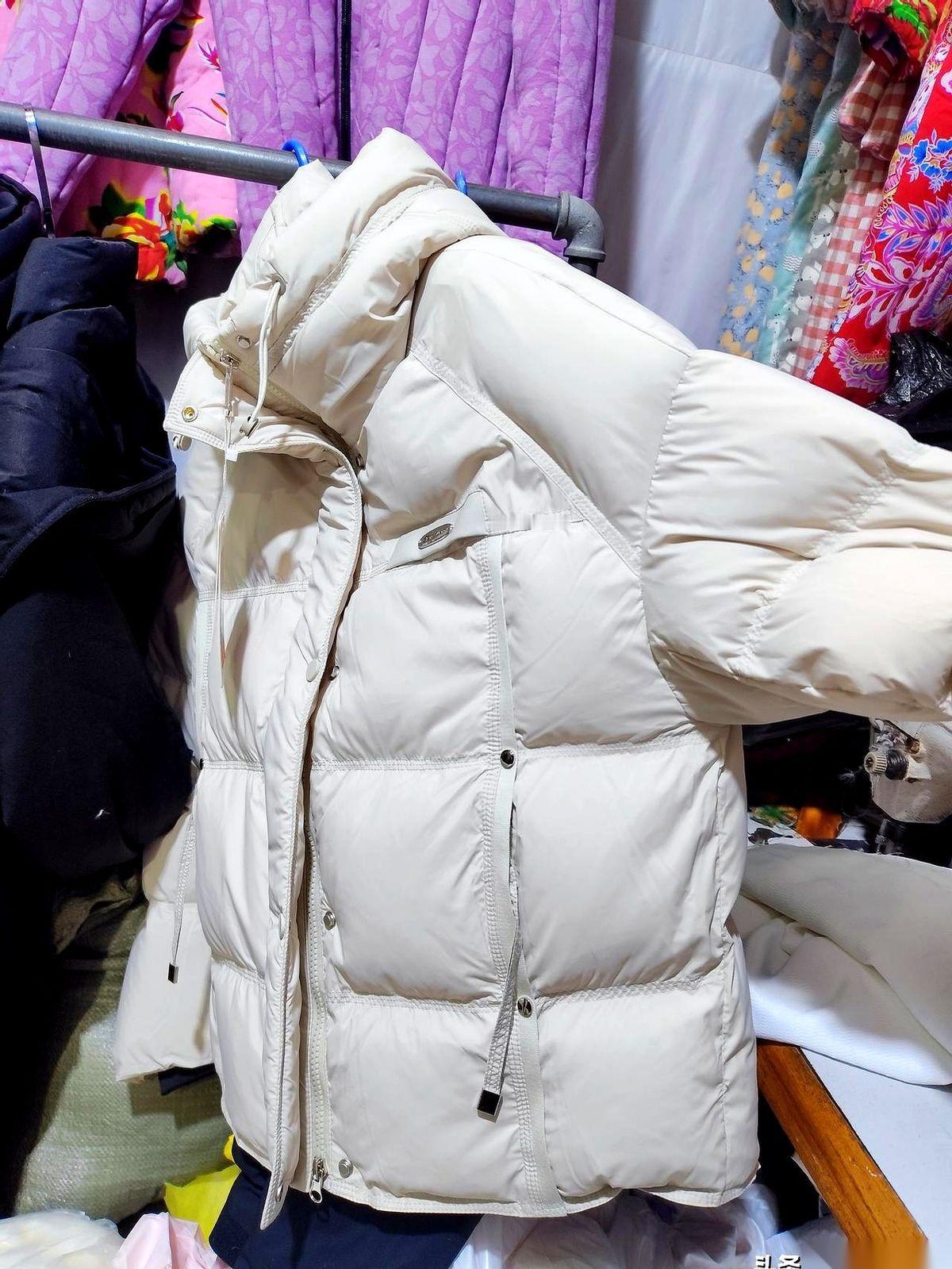 620块，做一件羽绒服。还是那种大朵绒、充得鼓鼓囊囊的短款。我第一反应不是“