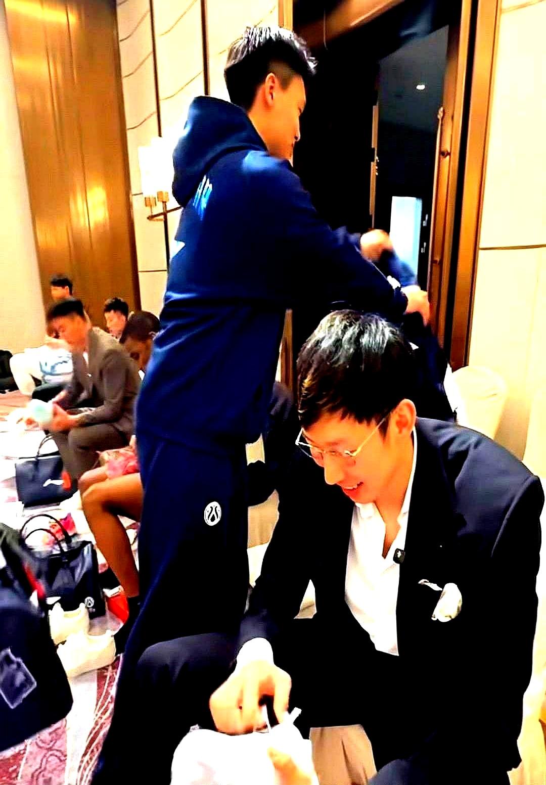 CBA下下赛季的新规，直接砸了两类人的饭碗。之前球队最多能注册4名外援，全年