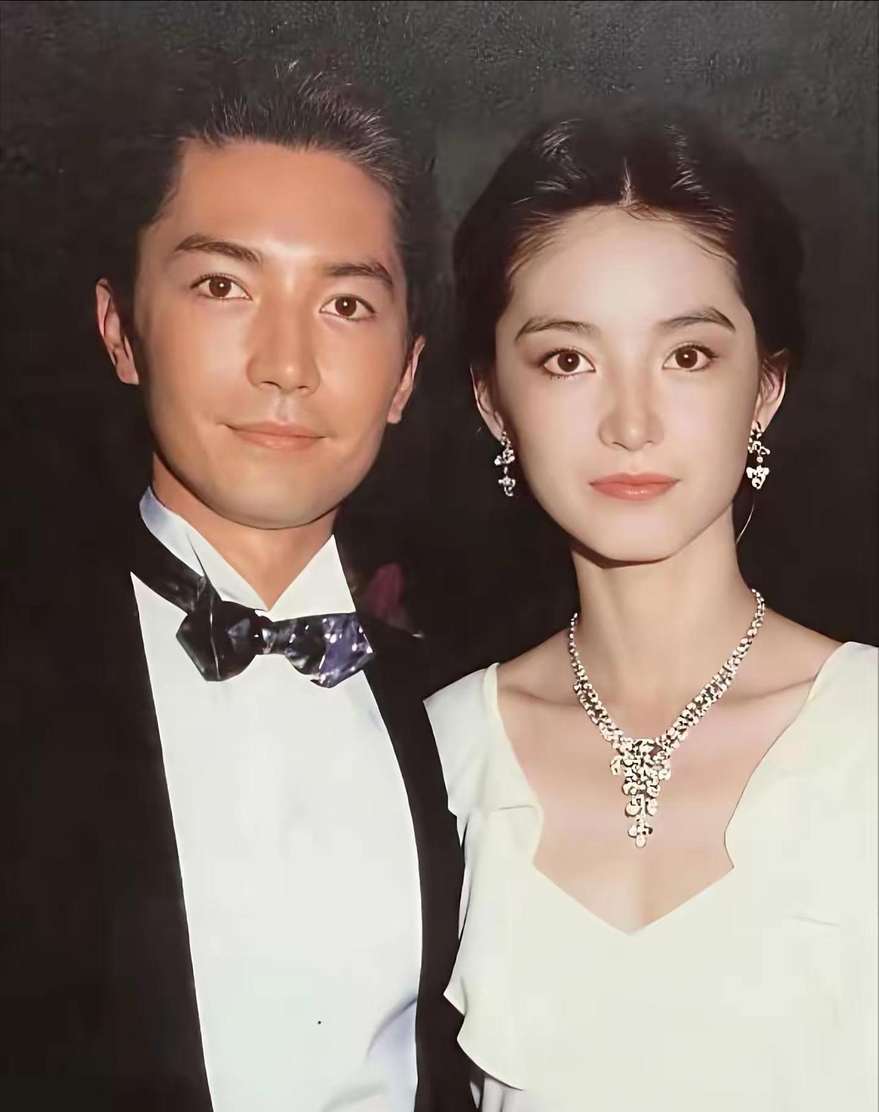 *林青霞和尊龙年轻时同框，堪称神仙合照，一个明艳大气，一个俊朗贵气，站在一起就像