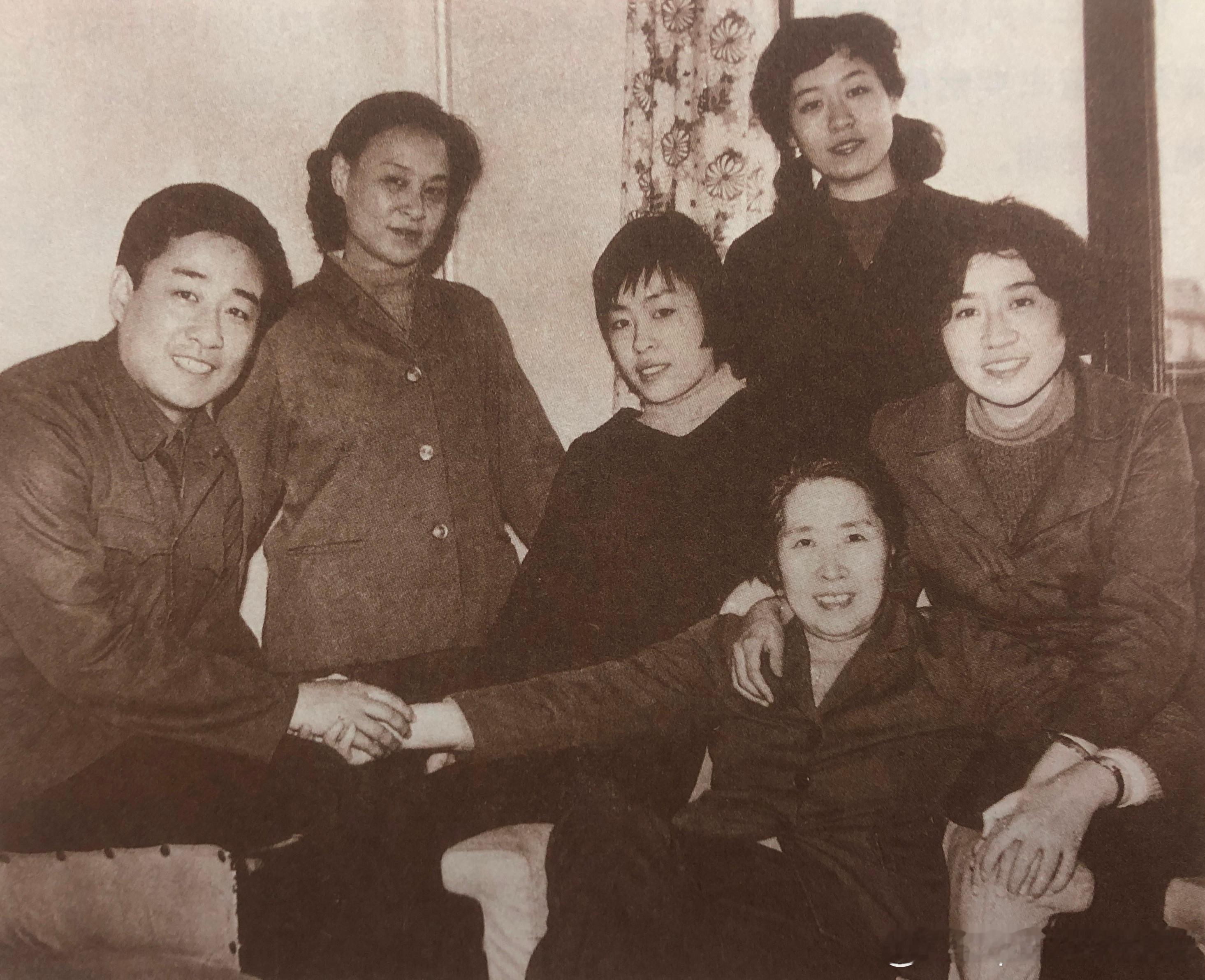 80年代王光美和刘爱琴、刘平平、刘源、刘亭亭和刘潇潇历史影像