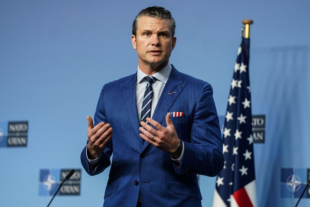 美军B-2轰炸机即将登场！3月10日，美国国防部长赫格塞思在新闻发布会上称：“