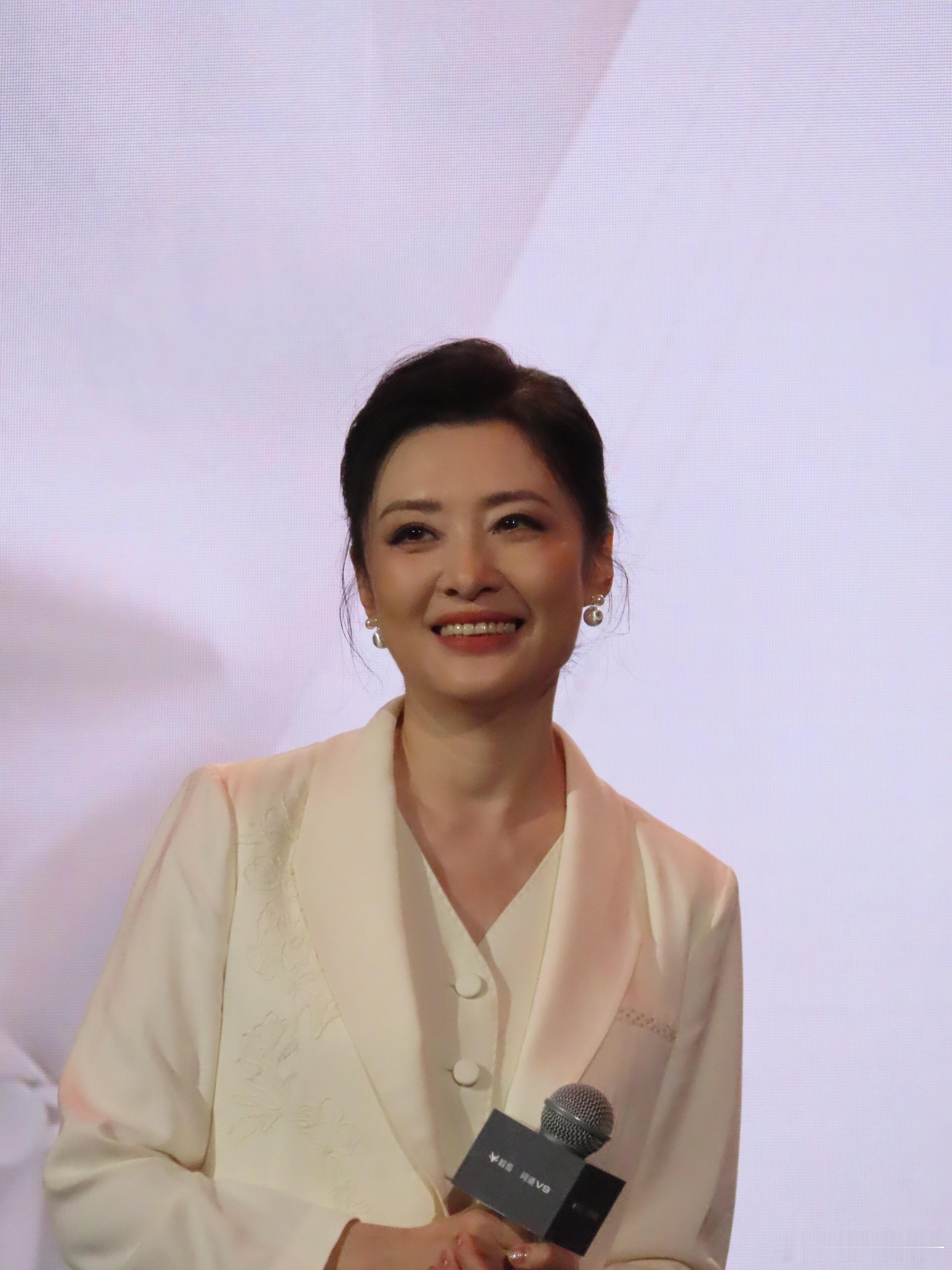 周涛能不能帮我擦下鼻血周涛的素颜状态也太杀我了！举手投足都带着温柔又松弛的韵味，