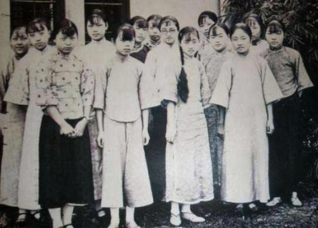 一天夜里，四川军阀杨森留宿九姨太蔡文娜房里，二人一夜缠绵。谁料，次日早晨，杨森的