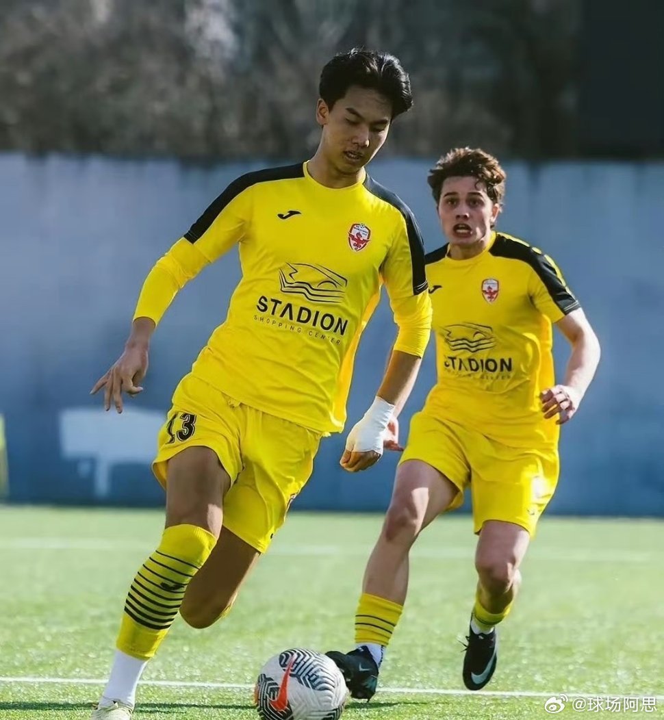 18岁的“星二代”张家鸣，真是让人眼前一亮！刚刚加盟球队就首发出战，还打入了留洋