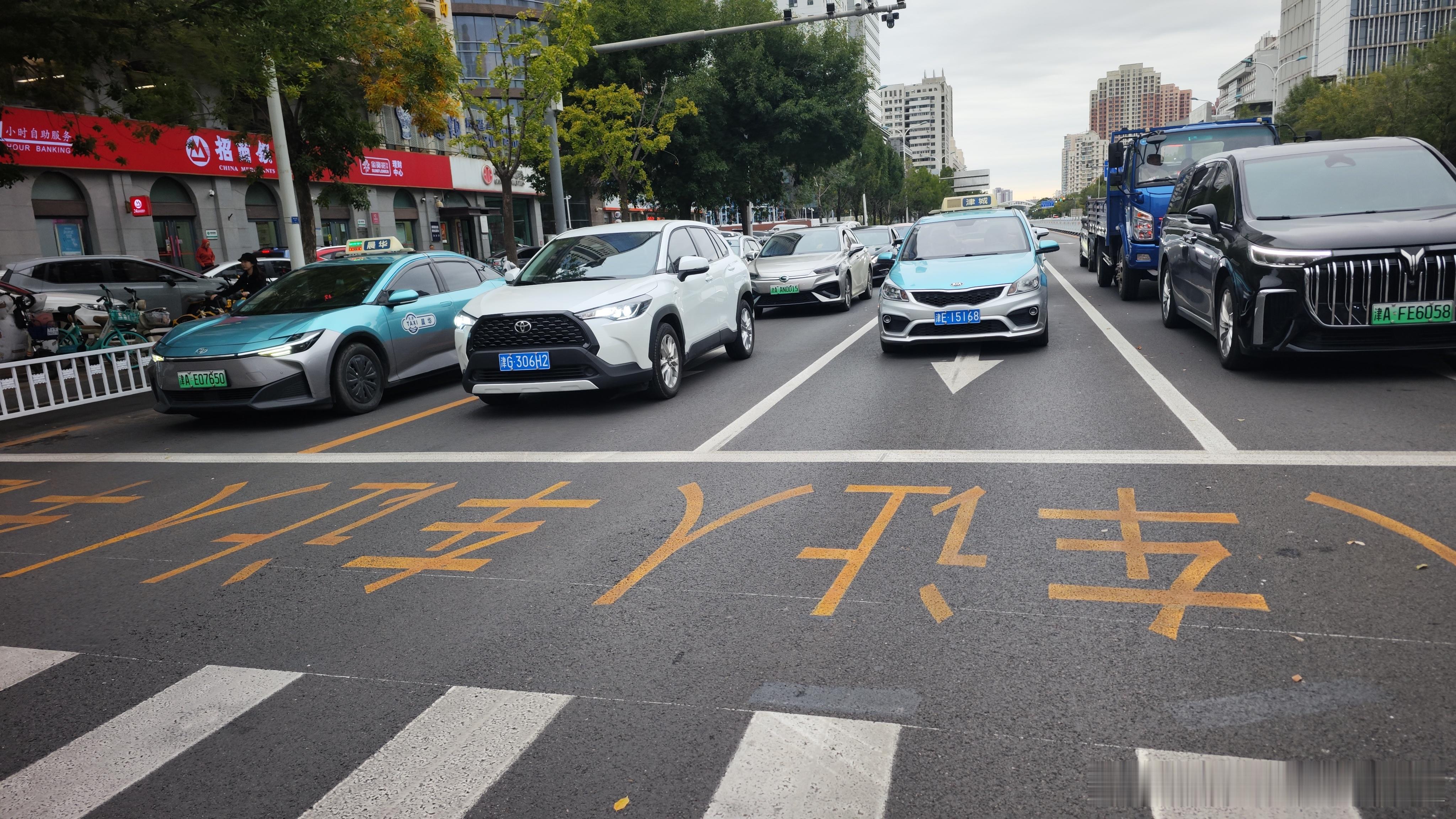 去招行办事。临走前一员工拉着我：您刷一下这个码，激活一下闪电贷。我说我不贷款，我
