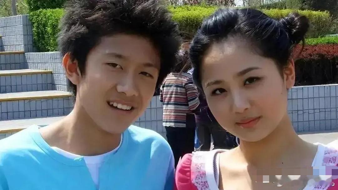 “张一山当着杨紫的面，突然问：‘肖战比我帅吗？’，换个人早慌了！”后台空气都凝住