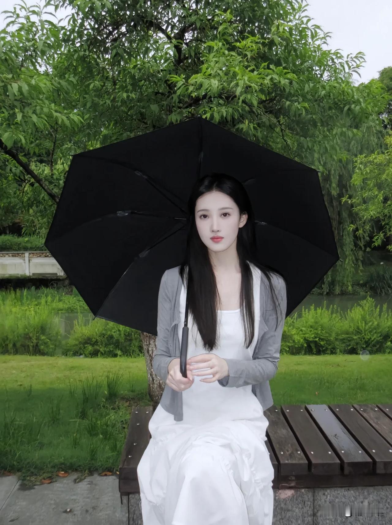雨中漫步，黑伞白裙，清新自然。