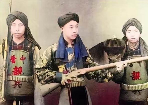聂士成手下的云十三队照片引发热议。这张号称晚清真实照片的内容存在争议。云十三