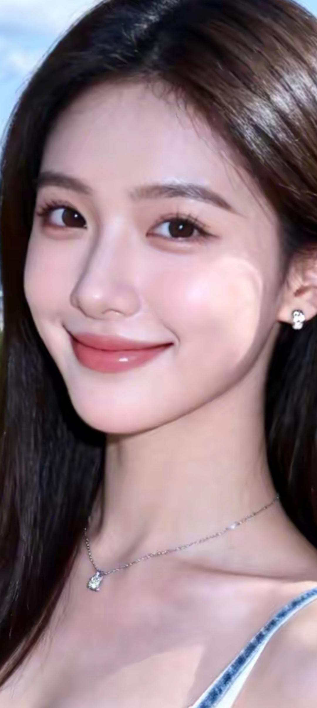 微笑的甜美女孩，闪耀的耳环和项链，阳光下的美好瞬间。🌞💖✨