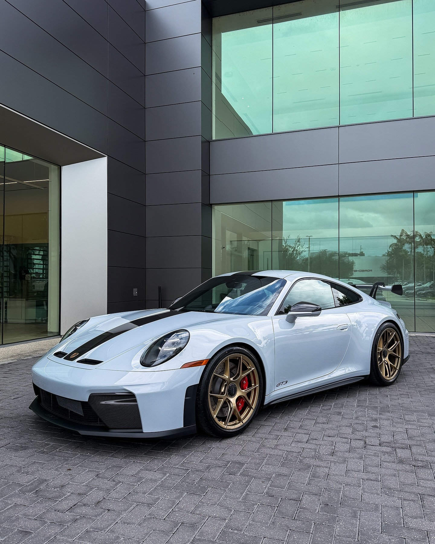 2026年加载界面📺冰灰色992.2GT3.威斯巴赫版，配备金色轮毂和蓝