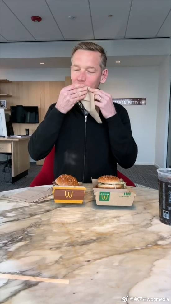 麦当劳CEO再被网友扒出“假吃”最近，麦当劳CEO克里斯·坎普斯基因为不爱吃自家