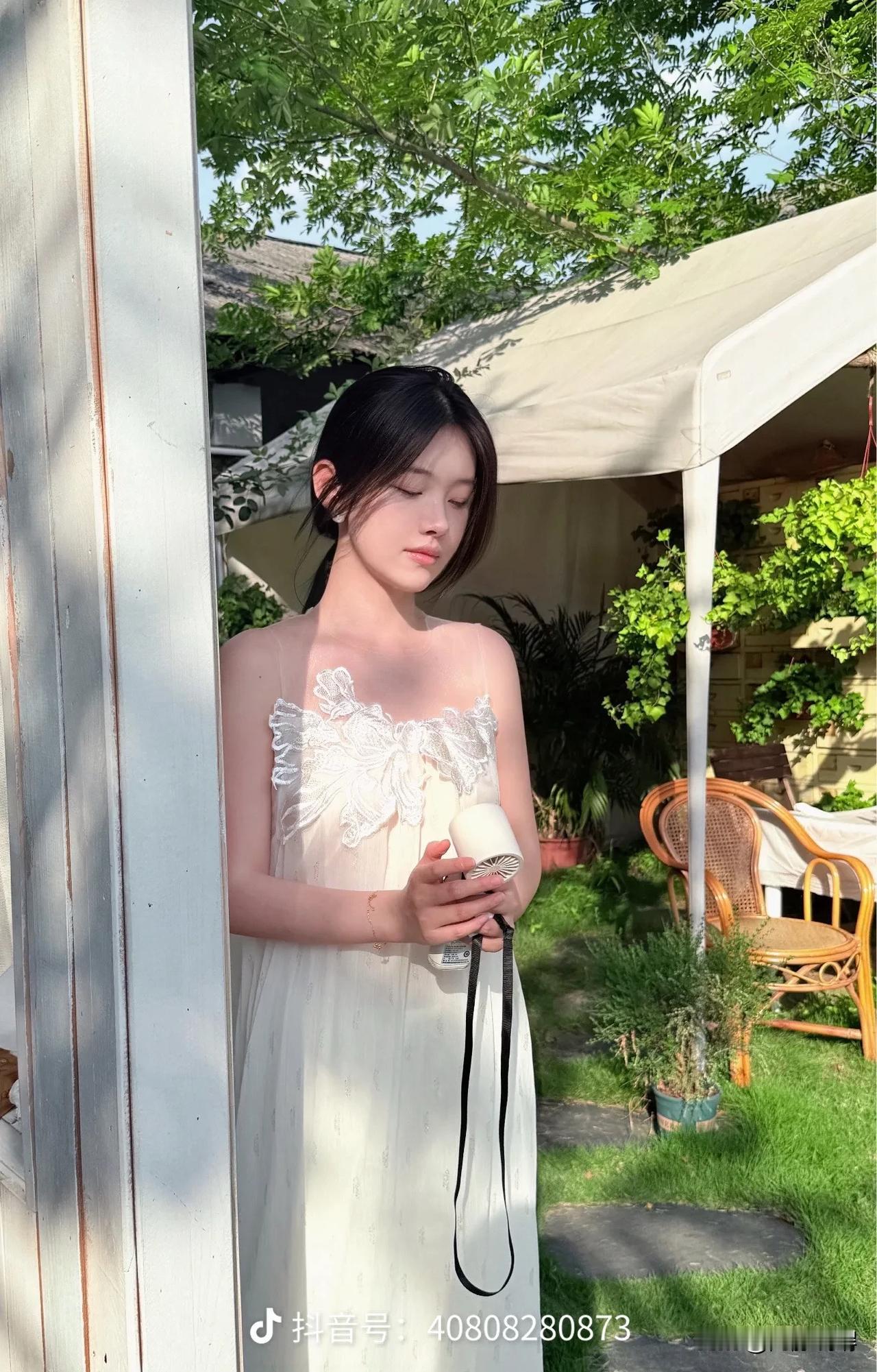 清纯甜美的站在树荫的光斑里，本身就是一幅会令人心醉的清新画作。什么样的女生最令人