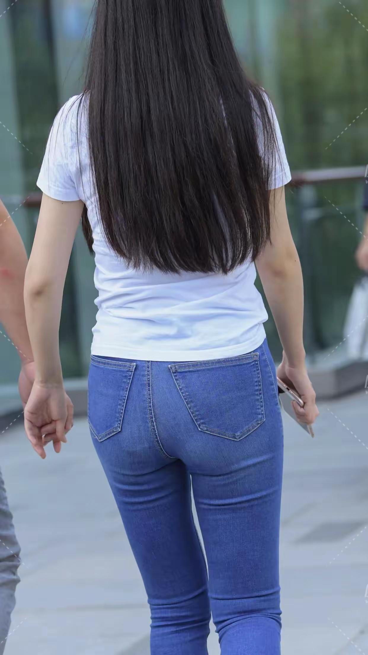 携手共赏花，情意绵绵长。女人穿紧身牛仔裤需要注意什么?