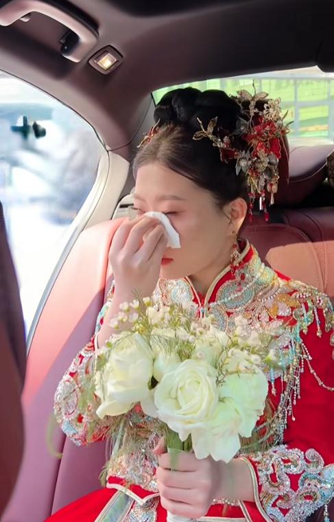 接亲队伍到了，礼花放了，就等新娘上车，女方却临时加码18000“上车礼”。新郎毫