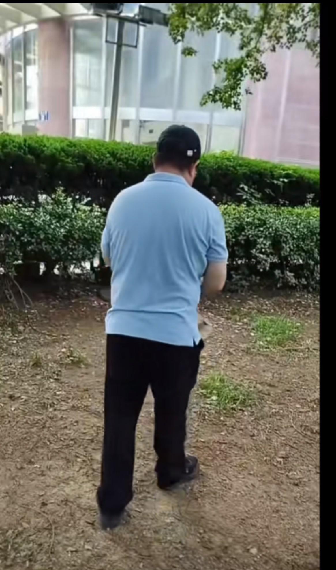 大快人心，对待这种无德老人就应该这样！一个外卖小哥送完外卖回来，一个好心阿姨提