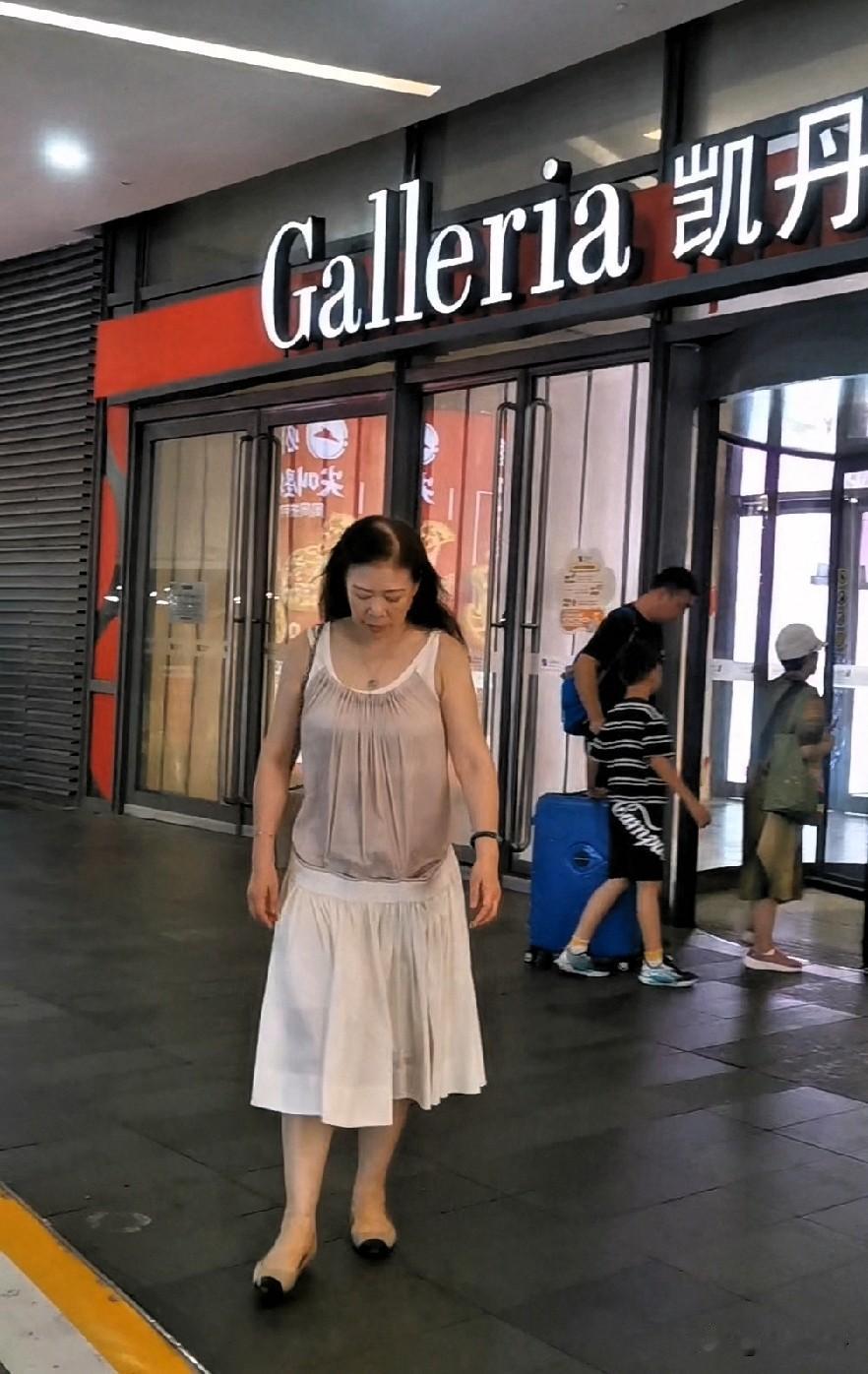 20年前买的吊带连衣裙，年过60的我，逛街和上班通勤照样穿！头几天，我逛凯丹