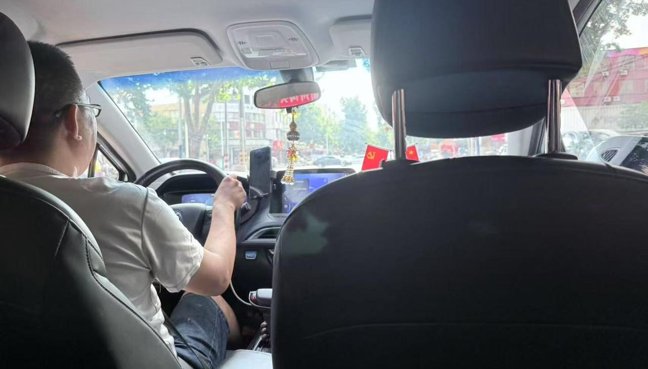 打了辆别克微蓝6，司机说这车去年买的，落地价8万多，续航430公里。他还有一辆广