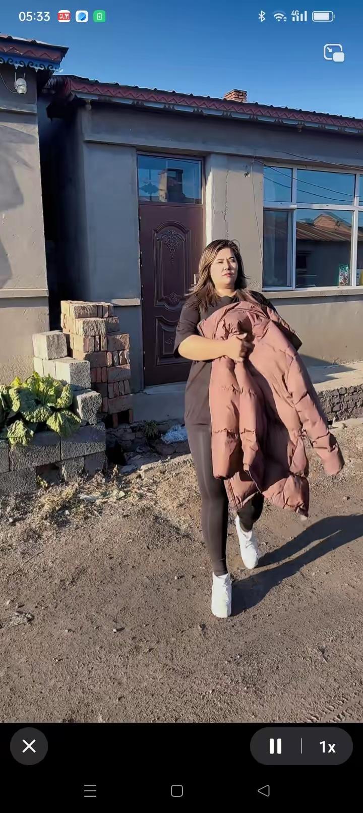 我的家乡在东北农村，那是个充满回忆的地方。小时候，村子北面是连绵的大山，像一道沟