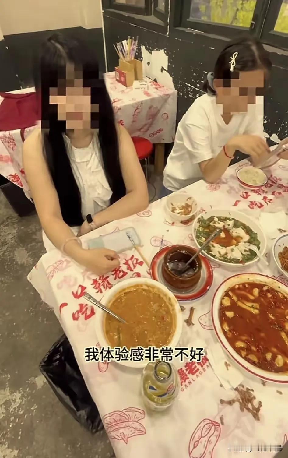 丢人现眼！近日，南昌两名女子，在一家餐馆点了一桌子菜，吃完后告诉老板娘，这些菜