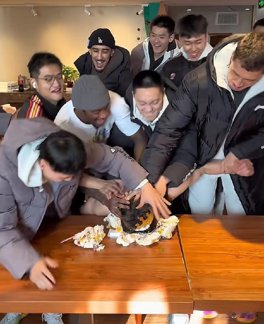 陈家政生日快乐！陈家政谈徐杰：“上次杰哥生日我按他。”“这次让杰哥给按回