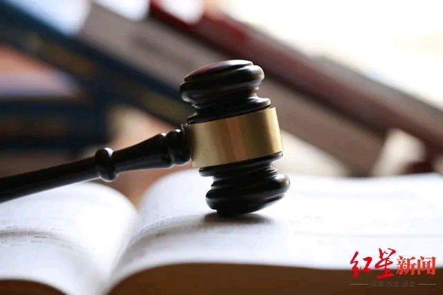 这耿某真是离谱至极！2024年1月他和“00后”女生齐某在网上认识，线下约着吃饭