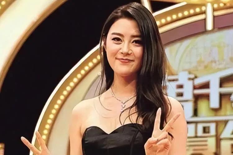 前TVB女星于淼，离开TVB后辗转到东莞打工求生。她做过超市店长、摆过地摊、当过