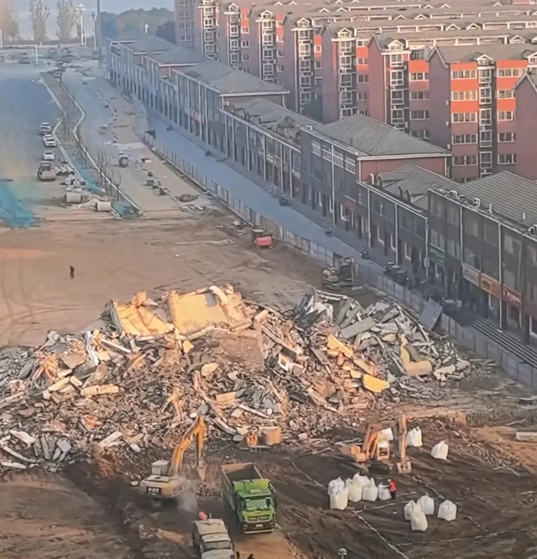 南阳经十路小黄楼终于拆了，真是大快人心，毕竟让大家等了这么久！之前白河大道南