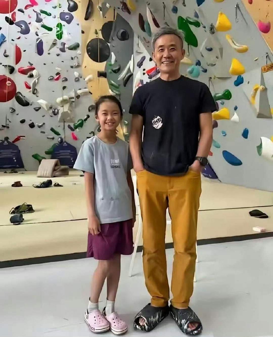 74岁的王石与5岁的小女儿同框格外惹眼，这个孩子是他与田朴珺的女儿，生于2020